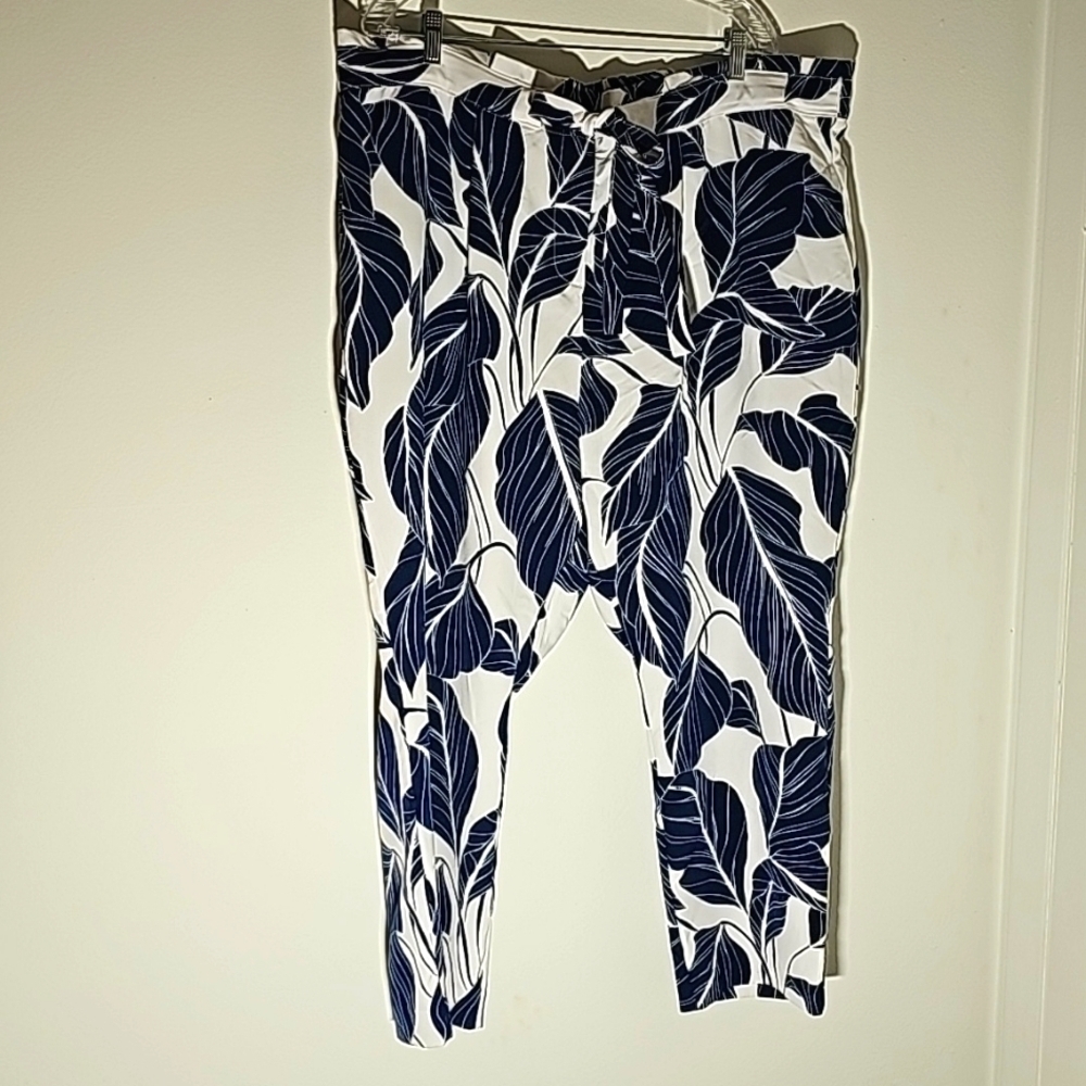 Liz Claiborne women's 20 W. Pants with tie in front White with blue leaves Comfy